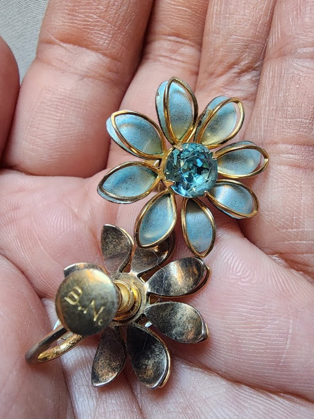 Vintage B.N. Bugbee & Niles Gold Tone Blue Rhinestone Flower Screw Back Earrings - Picture 3 of 4